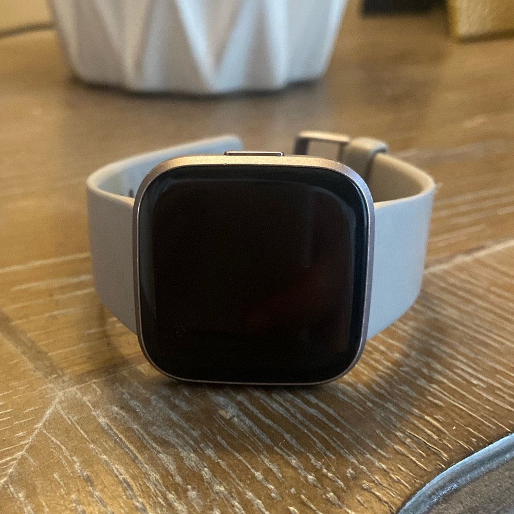 FITBIT VERSA 2 - BARELY USED